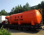 高架柴油罐和小型集裝箱房裝車準備發(fā)貨